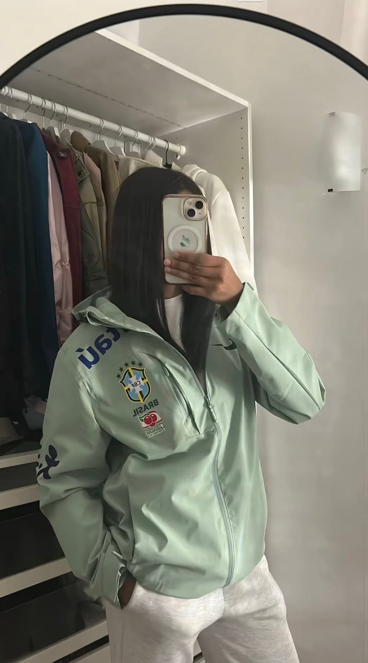Client portant la veste Brésil