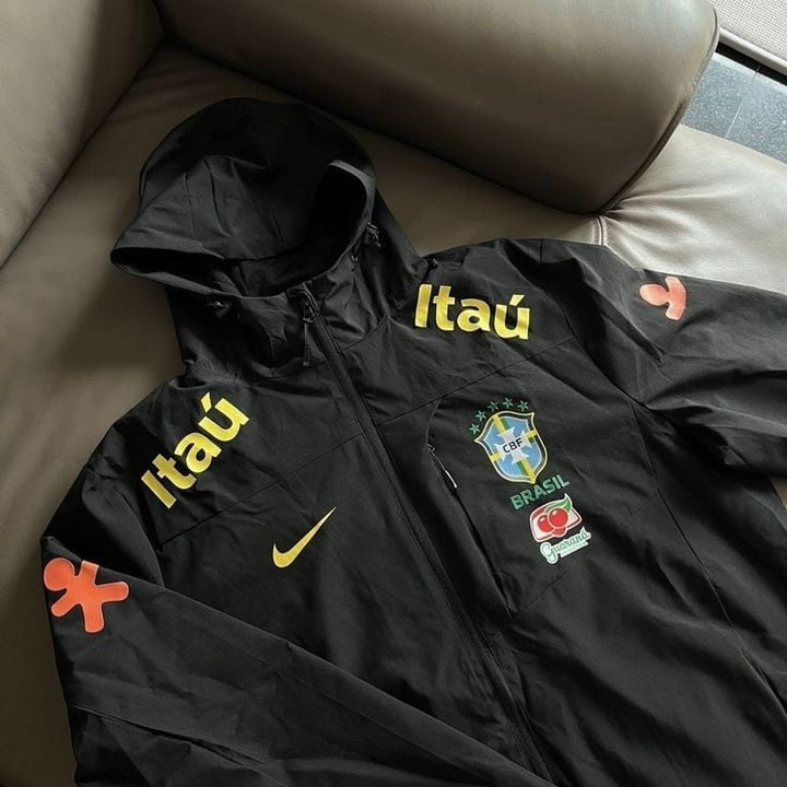 Client portant la veste Brésil