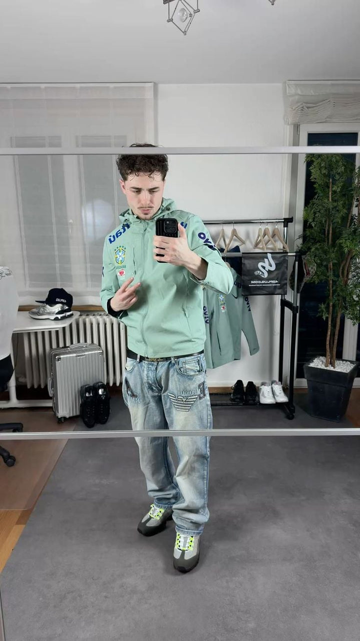 Client portant la veste Brésil